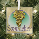 Glashornament Sommelier Symbol Ornament Aus Glas<br><div class="desc">Die originelle Abbildung von ZoeSPEAK auf diesem Glass-Ornament enthält einen goldenen Traubenhaufen. Ein solches Button wird von einem Sommelier getragen. Ein Sommelier, oder Weinsteward, ist ein geschulter und sachkundiger Wein beruflich, der sich auf alle Aspekte des Weinservice sowie Wein- und Essenspaarings spezialisiert hat. In dieser Abbildung beleuchten die Trauben die...</div>