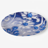 Glasierte Keramik nah Pappteller (Schrägansicht)