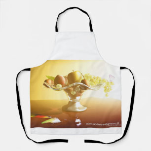 Glaskorb mit Früchten und Batterie Schürze