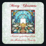 Glass Christmas Candle Holly Green Glitzer Quadratischer Aufkleber<br><div class="desc">Helles und lebendiges Buntglasdesign eines Weihnachtsstollens und der Beeren,  die eine Kerze umgeben,  in einem roten Rahmen. Mit hellgrünen Imitaten Glitzer Hintergrund und "Frohe Weihnachten". Sie können den persönlichen Gruß am Ende des Designs in Ihre eigene Nachricht ändern.</div>