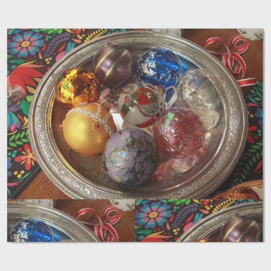 Glass ornaments in silver box with folk art geschenkpapier (Flach)
