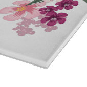 Glasschneiden tropischer Blume auf Weiß Schneidebrett (Ecke)