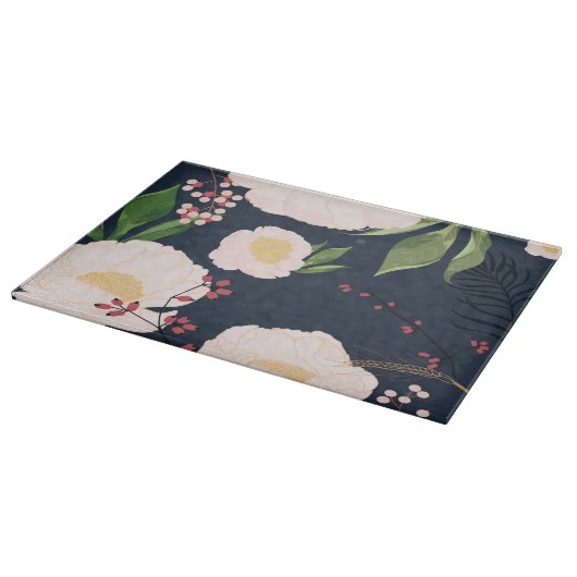 Glasschneiden weißer Blume auf dunkelblau Schneidebrett (Ecke)