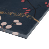 Glasschneiden weißer Blume auf dunkelblau Schneidebrett (Ecke)