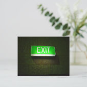 Glastiges EXIT-Schild an der Wand Postkarte (Stehend Vorderseite)