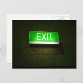 Glastiges EXIT-Schild an der Wand Postkarte (Vorne/Hinten)