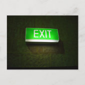 Glastiges EXIT-Schild an der Wand Postkarte (Vorderseite)