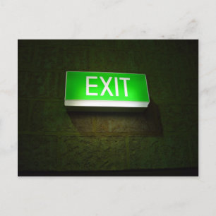 Glastiges EXIT-Schild an der Wand Postkarte