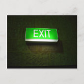 Glastiges EXIT-Schild an der Wand Postkarte (Vorderseite)