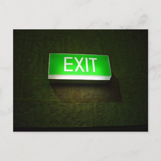 Glastiges EXIT-Schild an der Wand Postkarte (Vorderseite)