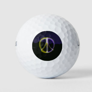 Glastiges Zeichen des Friedens im nächtlichen Himm Golfball