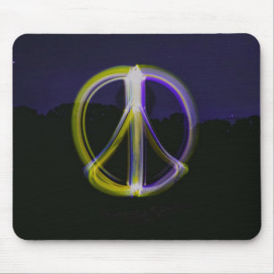 Glastiges Zeichen des Friedens im nächtlichen Himm Mousepad