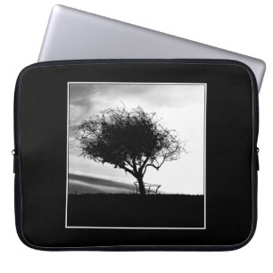 Glastonbury Weißdorn. Baum. Schwarzweiss. Laptopschutzhülle