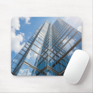 Glaswolkenkratzer mit Wolkenreflexion Mousepad