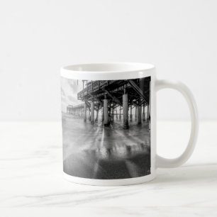 Glatte Wellen an der Cocoa Pier Grayscale Kaffee T Kaffeetasse