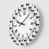 Glattes überzogenes Dackel-Muster schwarzes ansd Große Wanduhr (Winkel)