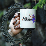 Glaube an das ZauberhexenHalloween Zweifarbige Tasse<br><div class="desc">Niedliche Halloween Kaffee-Tasse in einem "Glaube an die Magie"-Text mit niedlichem Hexendesign. Eine lustige Halloween-Tasse für die Hexe in deinem Leben.</div>