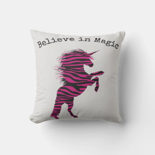 Glaube an das Zauberneins Pink Zebra Kissen