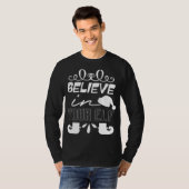 Glaube an deinen Elf - Funny Christmas T-Shirt (Vorne ganz)