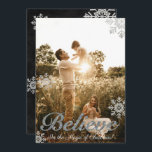 Glaube an den Zauber des Weihnachtsschneeflocken-F<br><div class="desc">Fügen Sie Ihr Foto zu diesem wunderschönen silbernen Glitzer Glauben Sie an die Magie der Weihnachtszeit mit Schneeflocken Urlaubskarte,  personalisieren Sie Nachrichten und Familiennamen,  um es besonders zu machen. 

Foto für Platzhalter: Jonathan Borba aus Unsplash. Vielen Dank!</div>