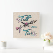 Glaube an die Uhr der Mauer über den Furchtplatz (Zuhause)