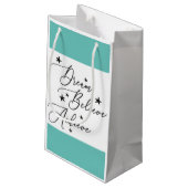 Glaube an einen Traum Kleine Geschenktüte (Rückseite Schrägansicht)