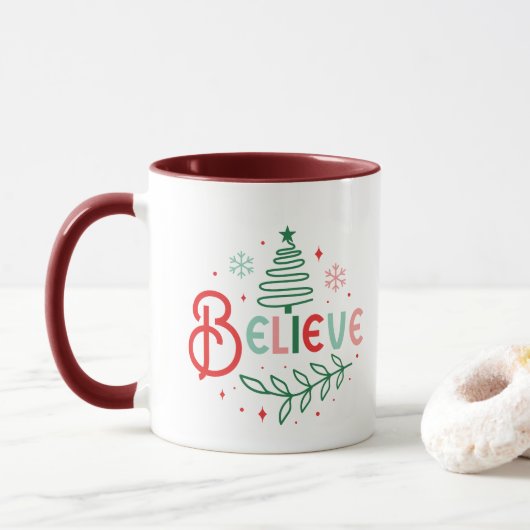 Glaube an magische Weihnachten Moderne Typografie  Tasse (Mit Donut)