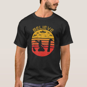 Glaube Bigfoot fährt Loch Ness Alien Abductis T-Shirt