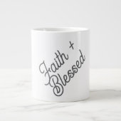 Glaube + Gesegnet. Jumbo-Tasse (Vorderseite)