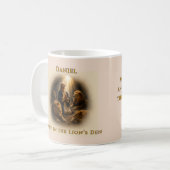 Glaube in der Löwengrube – Daniel 6:22 Schrift Kaffeetasse (Vorderseite Links)