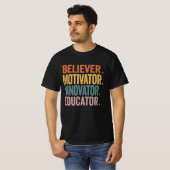 Glaube Motivator Innovator Erzieher Retro Teache T-Shirt (Vorne ganz)
