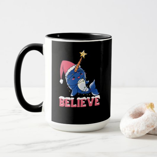 Glaube Narwhal Weihnachtsschneefieber-Lichter Tasse (Mit Donut)