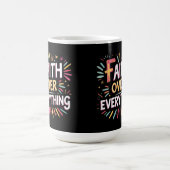 Glaube über alles – Mutiger Glaube Kaffeetasse (Mittel)