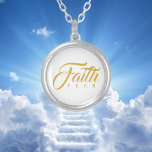 Glaube über Angst Gold und Weiß Versilberte Kette<br><div class="desc">Visuelles Wortspiel Textdesign mit der ersten Zeile in einem sehr schönen, fett gedruckten Schriftart über der zweiten Zeile mit kleinen, weit auseinander stehenden Buchstaben. Behalt das inspirierende Sprichwort 'Glaube über Angst' für eine Gabe der Ermutigung, oder verwende die Textvorlage, um ein neues inspirierend Zitat zu erstellen. Ändern Sie den goldenen...</div>