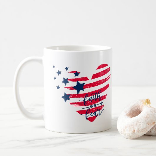 Glaube über Angst Patriotisches Herz Kaffeetasse (Mit Donut)