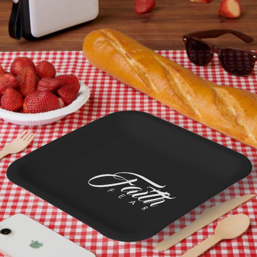 Glaube über Angst schwarz Pappteller (Picknick)