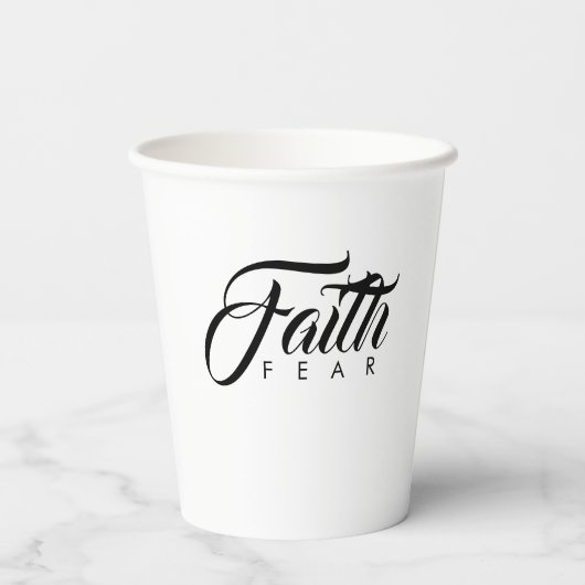 Glaube über Angst Weiß Pappbecher (Rückseite)