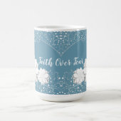 Glaube über Angst, weiße Blume Kaffeetasse (Mittel)