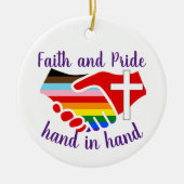 Glaube und Stolz Hand in Hand Rainbow Pride Cross Keramik Ornament (Vorne)
