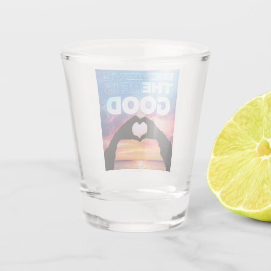 Glauben, dass es gute Herzgrafik gibt Schnapsglas (Rückseite)