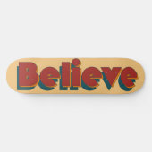 Glauben: Groovy Retro Zitat Skateboard (Horizontal)