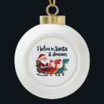 Glauben Sie an den Weihnachtsmann und Dinosaurier  Keramik Kugel-Ornament<br><div class="desc">Weihnachten Spaß,  Weihnachtsmann und Dinosaurier,  Feiertagsspass,  festliche Dinosaurier,  Weihnachten 2024,  Weihnachten,  Dinosaurier Weihnachten,  Weihnachten,  Weihnachtsmann,  Weihnachtsmagie,  Dinosaurier-Liebhaber,  festliches Design,  Feiertagsjubiläum</div>