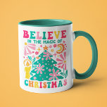 Glauben Sie an den Zauber des WeihnachtsRetro Boho Tasse<br><div class="desc">Glauben Sie an die Magie von Weihnachten Retro Boho Feiertage Tasse zeigt den Text "Glaube an die Magie der Weihnachten" in modernen Drehbüchern Typografie mit farbenfrohen Weihnachtsbaum im Matisse-Stil,  Blume und eine Kerze. Ideal für Weihnachtsgeschenke,  Weihnachts-Party und Feierlichkeiten,  Geburtstage und vieles mehr. Erstellt von Evco Studio www.zazzle.com/store/evcostudio</div>