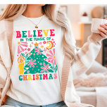 Glauben Sie an den Zauber des WeihnachtsRetro Boho Tri-Blend Shirt<br><div class="desc">Glauben Sie an die Magie von Weihnachten Retro Boho Festive Holiday Tri-Blend Shirt enthält den Text "Glaube an die Magie der Weihnachtszeit" in modernen Drehbüchern Typografie mit buntem Matisse Stil Weihnachtsbaum,  Blume und eine Kerze. Ideal für Weihnachtsgeschenke,  Weihnachts-Party und Feierlichkeiten,  Geburtstage und vieles mehr. Erstellt von Evco Studio www.zazzle.com/store/evcostudio</div>
