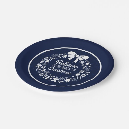 Glauben Sie an die Magie der Weihnachtssymbole Pappteller (Schrägansicht)