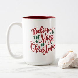 Glauben Sie an die Magie der Weihnachtstypografie Zweifarbige Tasse