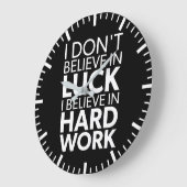Glauben Sie an harte Arbeit oder Glück - Inspirati Große Wanduhr (Winkel)