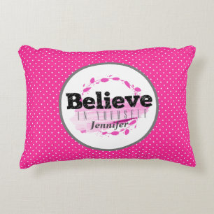 Glauben Sie an Ihre eigenen Aquarellfarben Pink Po Dekokissen