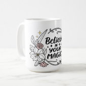 Glauben Sie an Ihre Magie - Inspirationsflorale Kaffeetasse (Vorderseite Links)