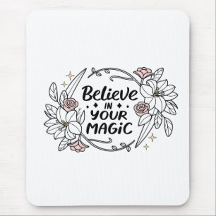 Glauben Sie an Ihre Magie - Rose & Lilies Typograf Mousepad